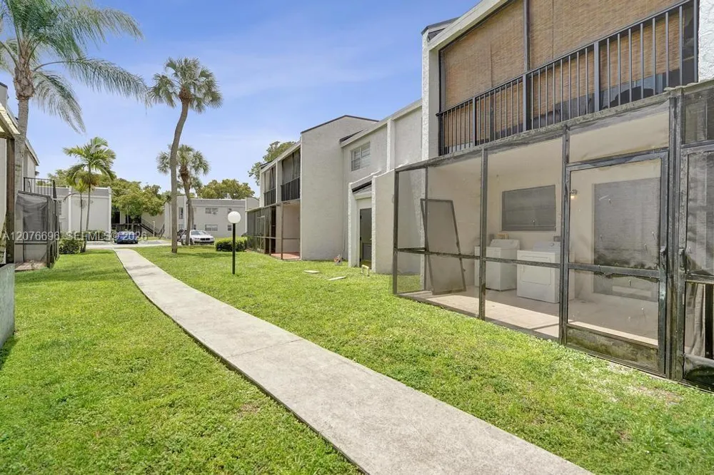 4511 Treehouse Ln #B Tamarac, FL 33319