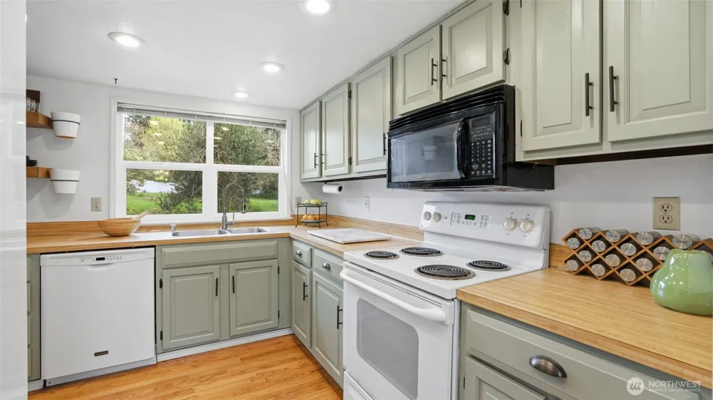 19832 156th Avenue NE Woodinville, WA 98072