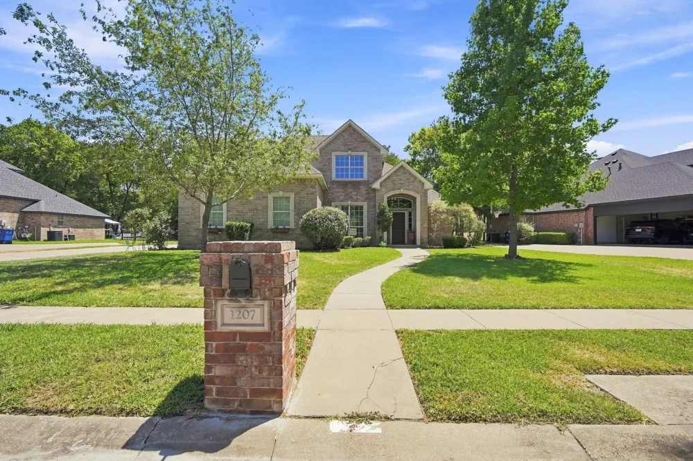 1207 Oak Creek Drive Ennis, TX 75119