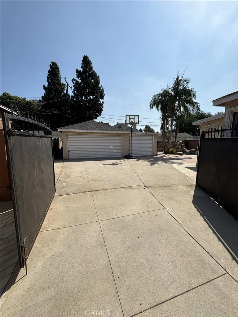 10614 Beak South Gate, CA 90280