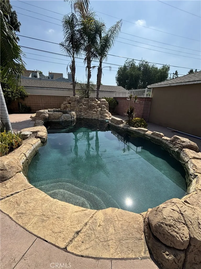 10614 Beak South Gate, CA 90280
