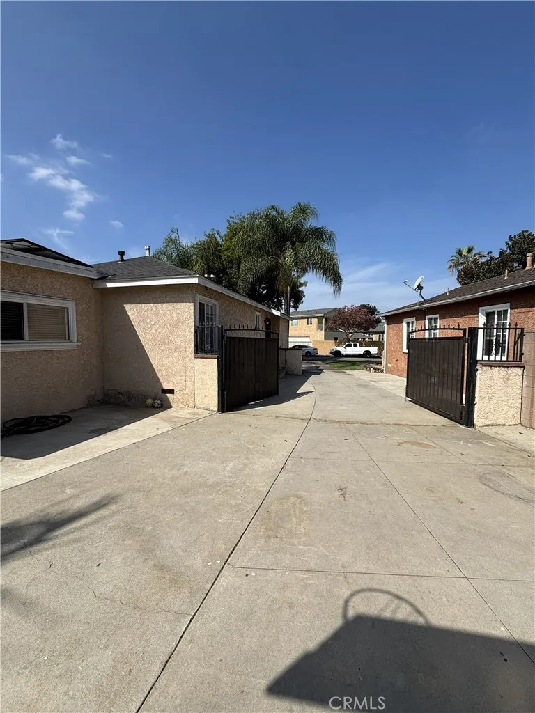 10614 Beak South Gate, CA 90280