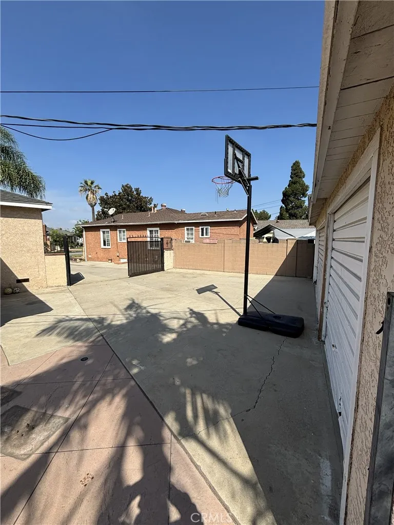 10614 Beak South Gate, CA 90280
