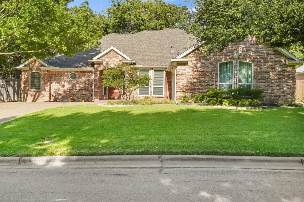 2817 Naples Drive Hurst, TX 76054