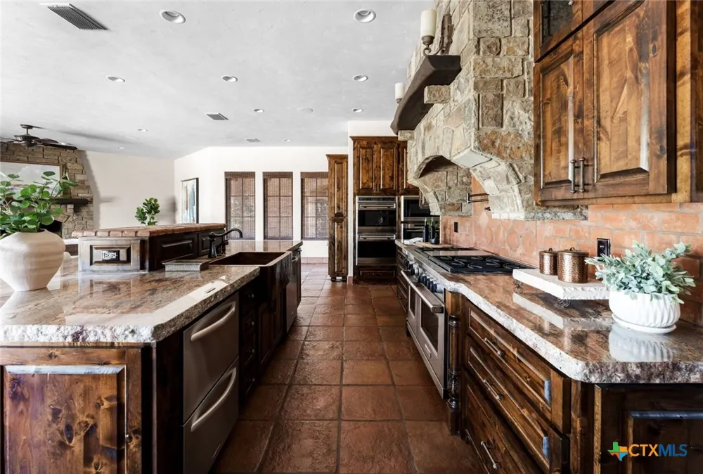 3220 Fall Creek Estates Drive Spicewood, TX 78669
