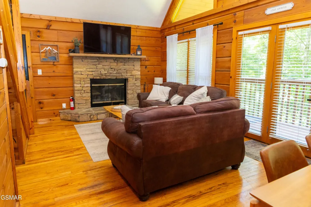 3653 Country Pines Way Sevierville, TN 37876