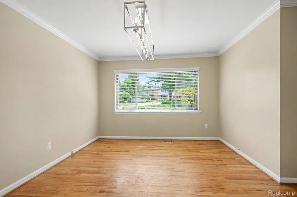 144 E Hickory Grove Road Bloomfield Hills City, MI 48304