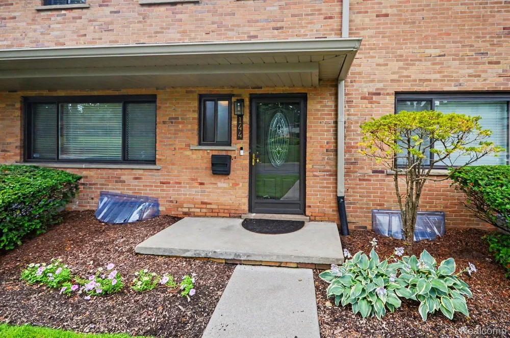144 E Hickory Grove Road Bloomfield Hills City, MI 48304