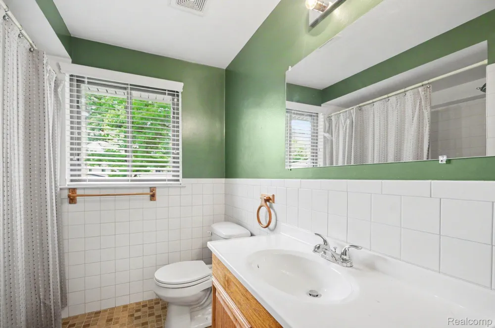 144 E Hickory Grove Road Bloomfield Hills City, MI 48304