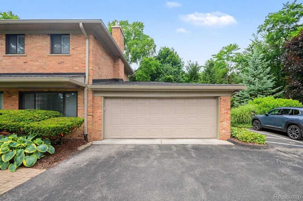 144 E Hickory Grove Road Bloomfield Hills City, MI 48304