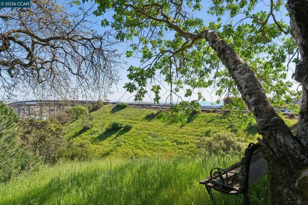 66 Bridge Rd Novato, CA 94945