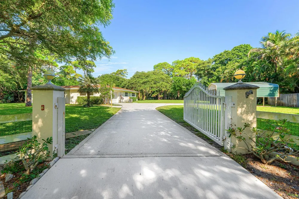 8645 Square Lake Drive Palm Beach Gardens, FL 33418