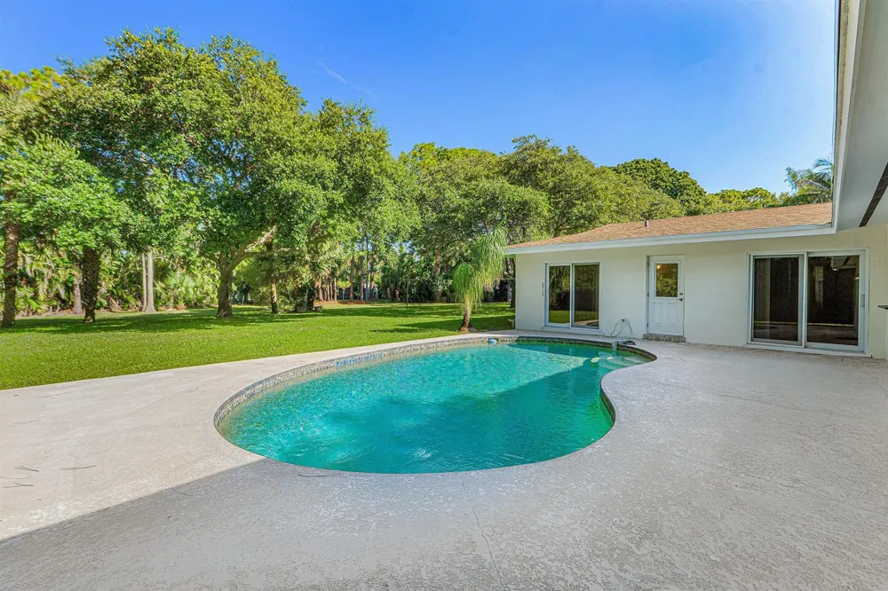 8645 Square Lake Drive Palm Beach Gardens, FL 33418