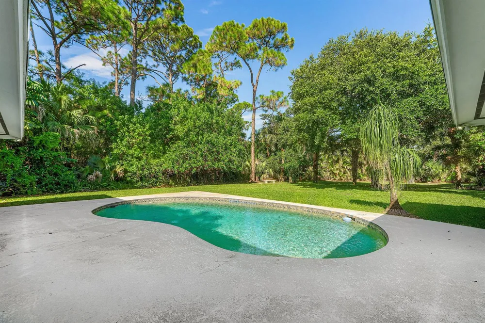 8645 Square Lake Drive Palm Beach Gardens, FL 33418