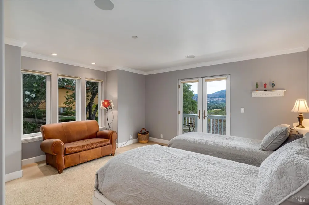 26 Old Coach Road Napa, CA 94558