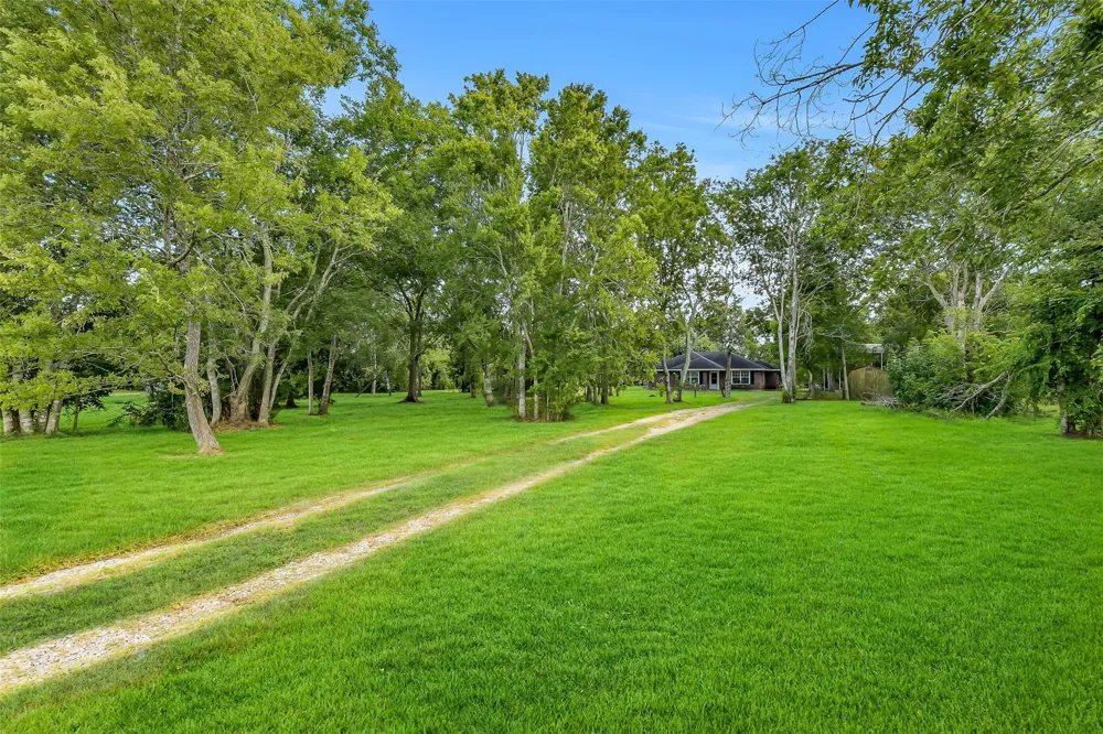 16523 County Road 191 Alvin, TX 77511