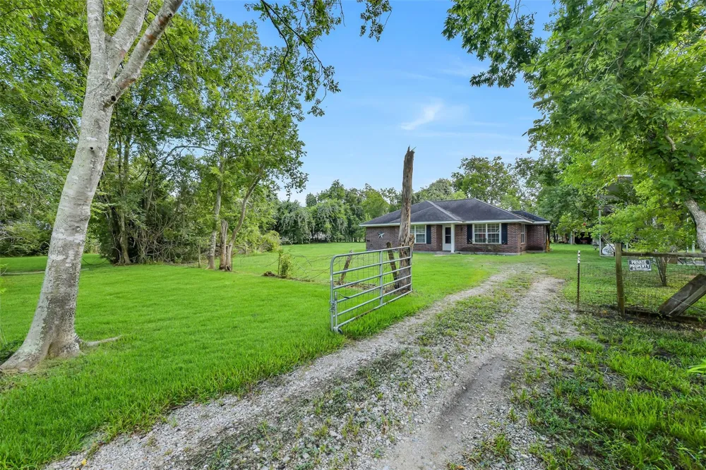 16523 County Road 191 Alvin, TX 77511