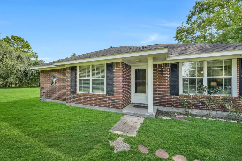 16523 County Road 191 Alvin, TX 77511