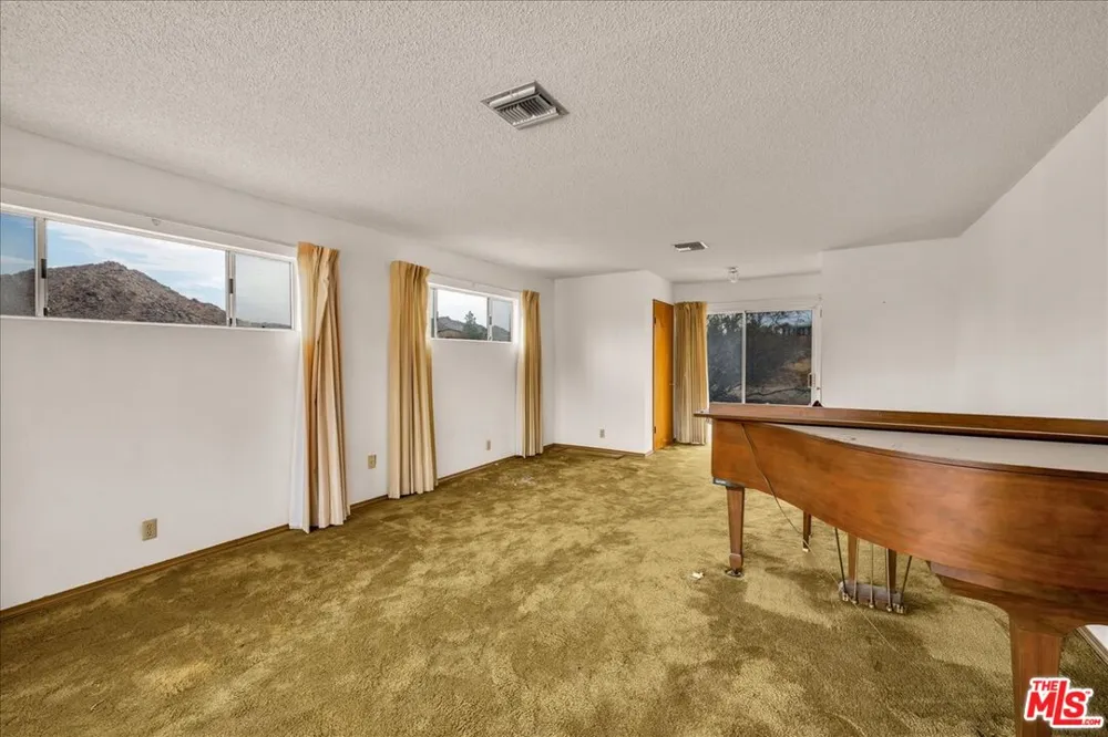 8686 Uphill Road Joshua Tree, CA 92252