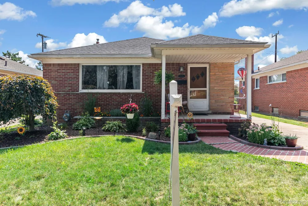 15253 Meyer Avenue Allen Park City, MI 48101