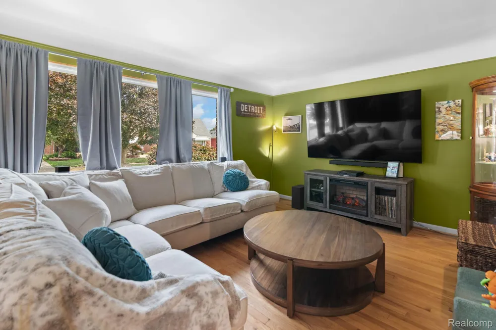 15253 Meyer Avenue Allen Park City, MI 48101
