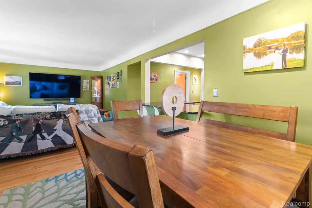 15253 Meyer Avenue Allen Park City, MI 48101