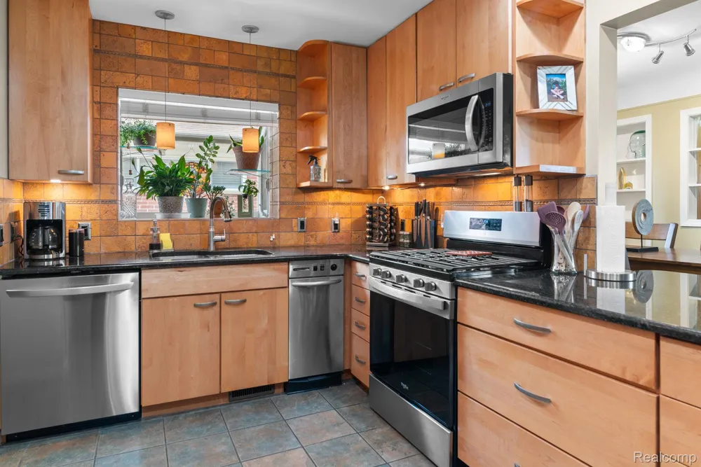 15253 Meyer Avenue Allen Park City, MI 48101