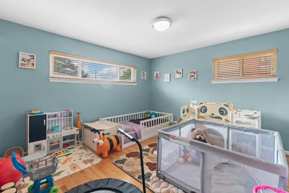 15253 Meyer Avenue Allen Park City, MI 48101