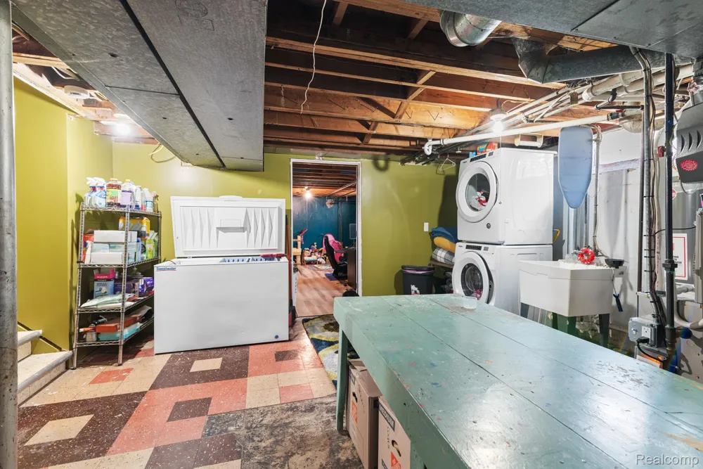 15253 Meyer Avenue Allen Park City, MI 48101