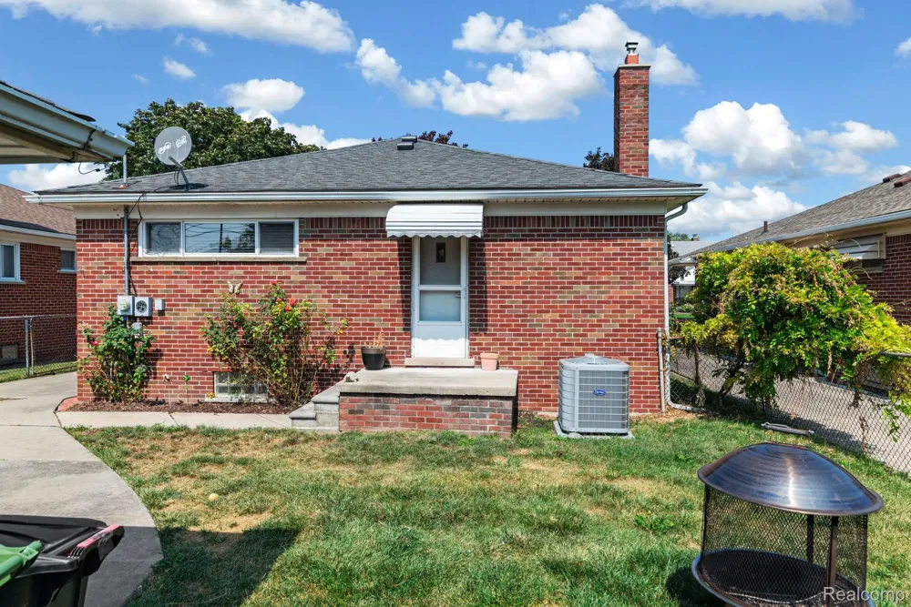 15253 Meyer Avenue Allen Park City, MI 48101