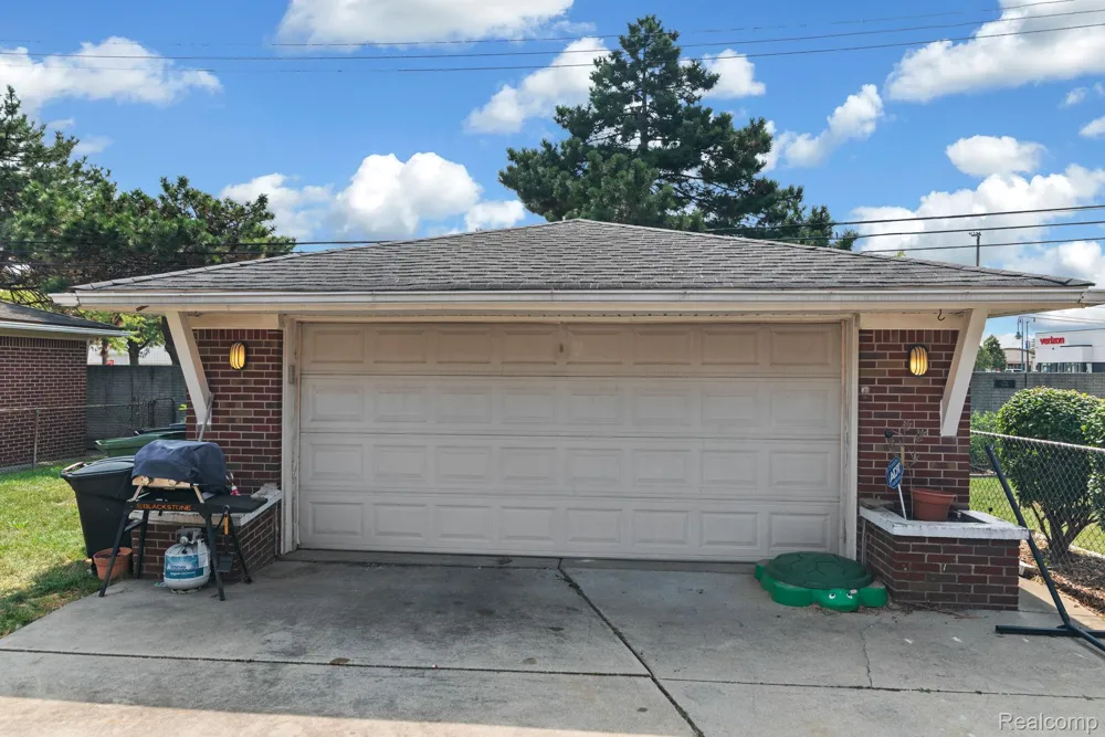 15253 Meyer Avenue Allen Park City, MI 48101