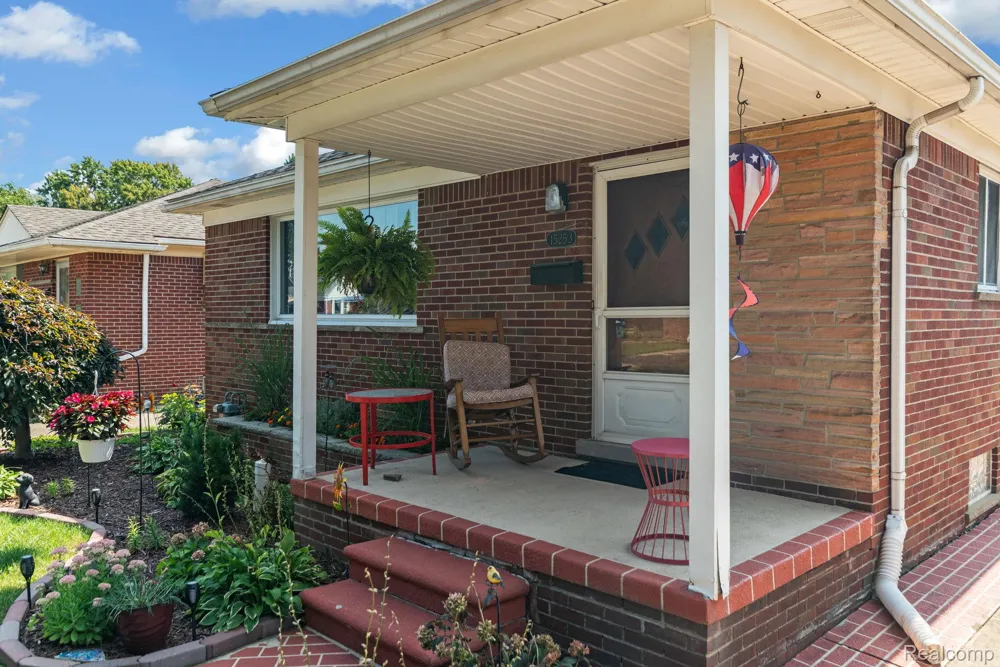 15253 Meyer Avenue Allen Park City, MI 48101