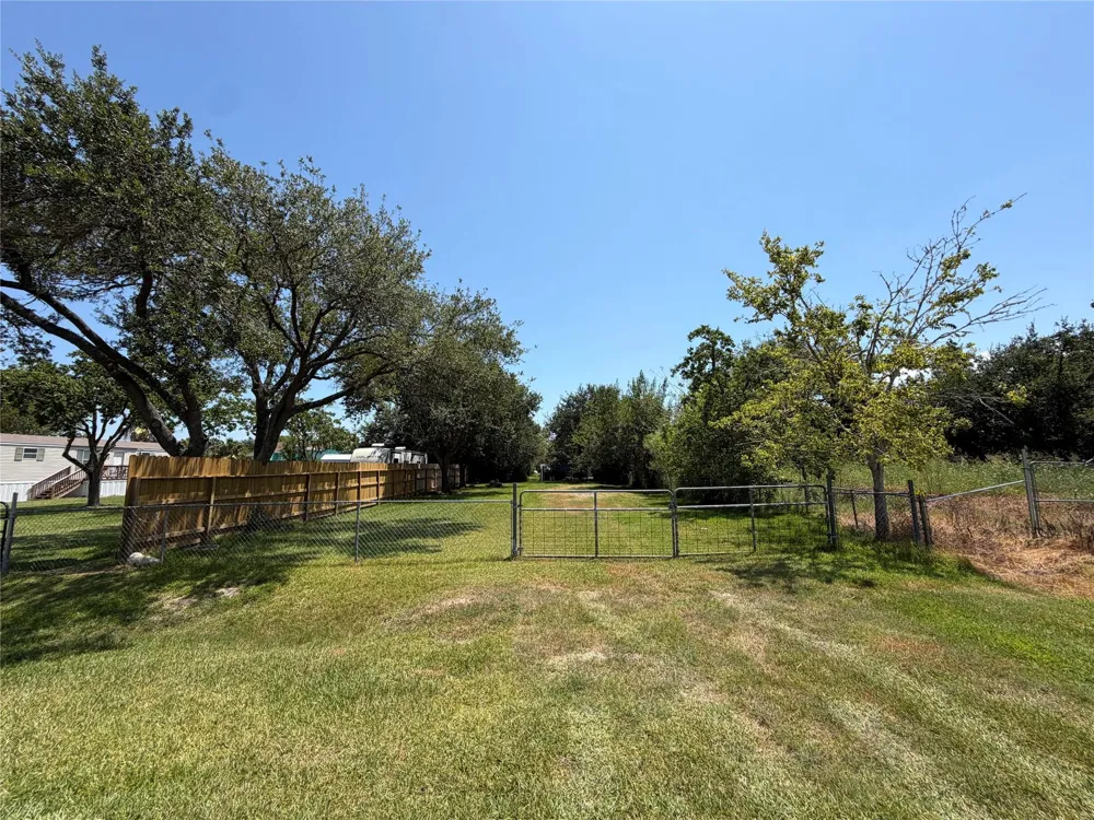 1029 8th Street Dickinson, TX 77539