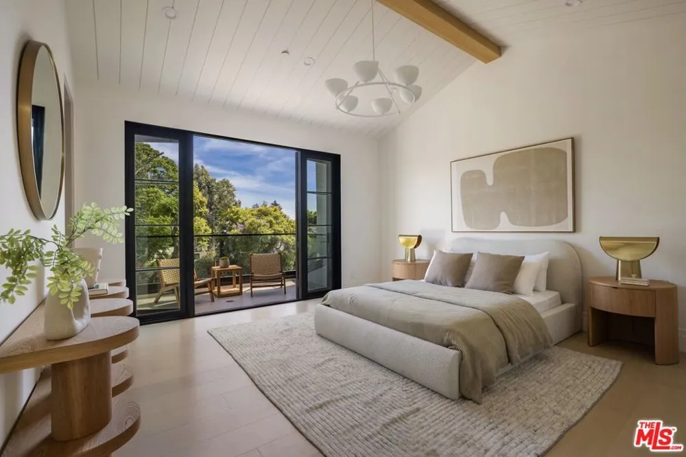 12041 Coyne Street Los Angeles, CA 90049