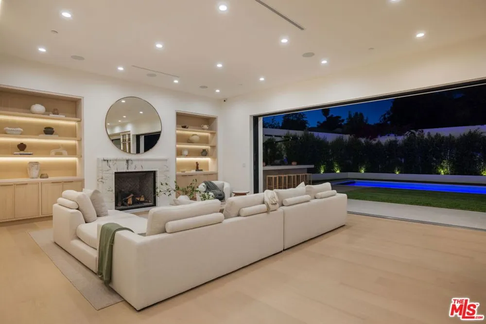 12041 Coyne Street Los Angeles, CA 90049