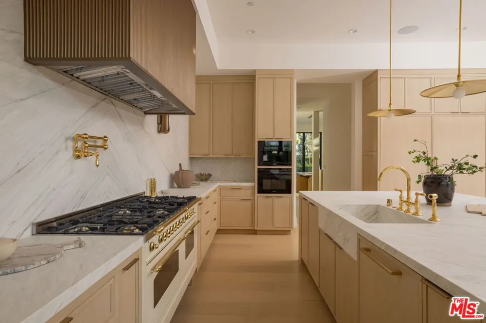 12041 Coyne Street Los Angeles, CA 90049