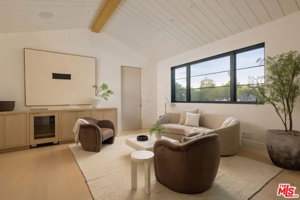 12041 Coyne Street Los Angeles, CA 90049