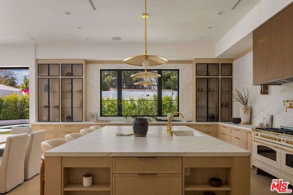 12041 Coyne Street Los Angeles, CA 90049