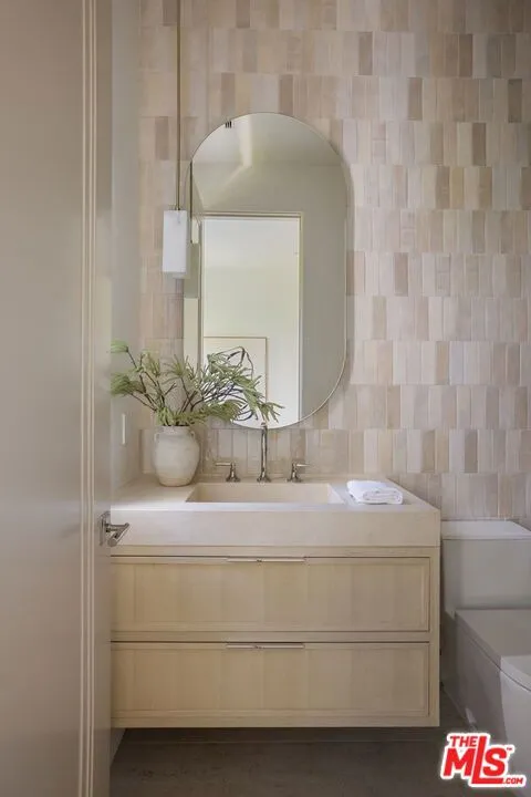 12041 Coyne Street Los Angeles, CA 90049