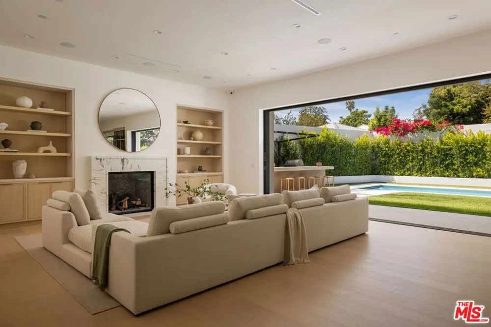 12041 Coyne Street Los Angeles, CA 90049