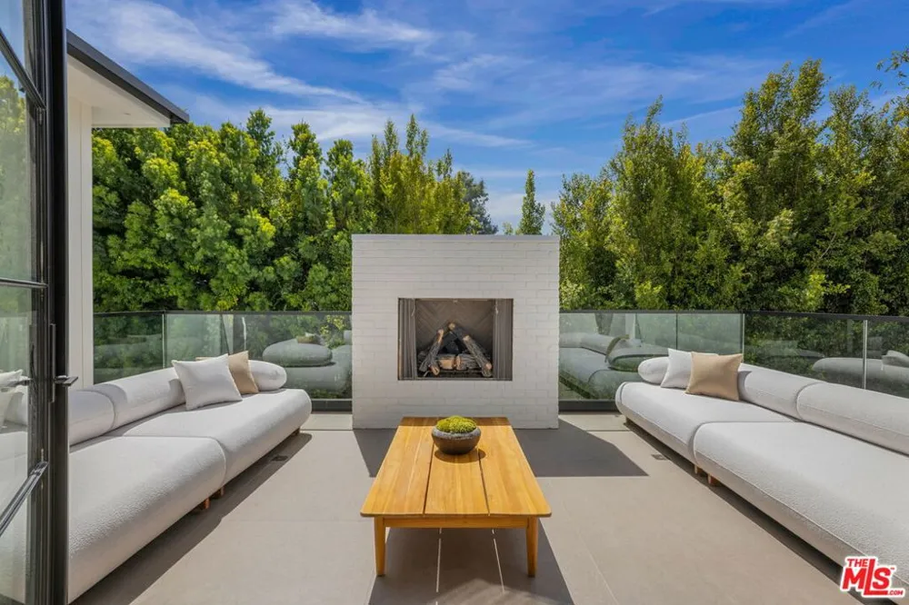 12041 Coyne Street Los Angeles, CA 90049