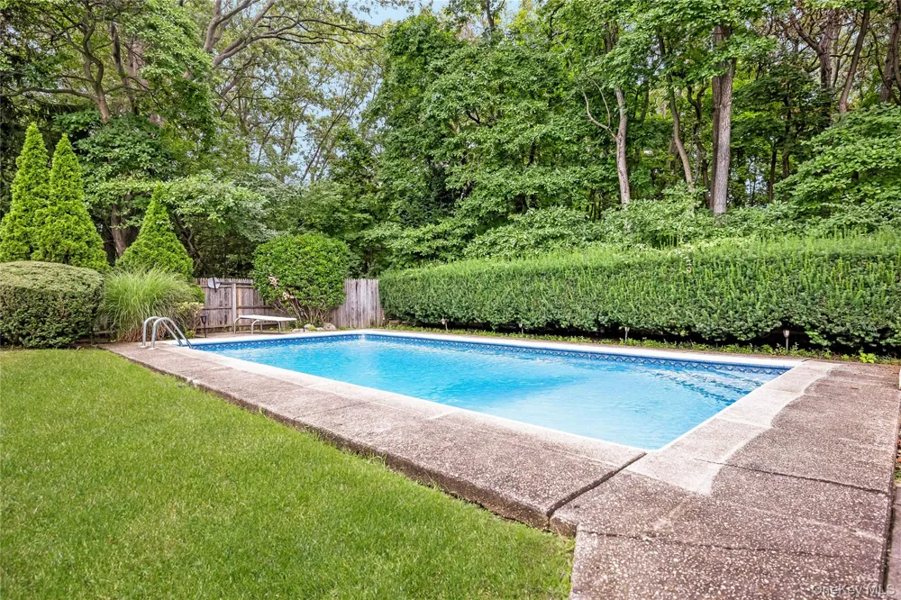 15 Melrose Lane Commack, NY 11725
