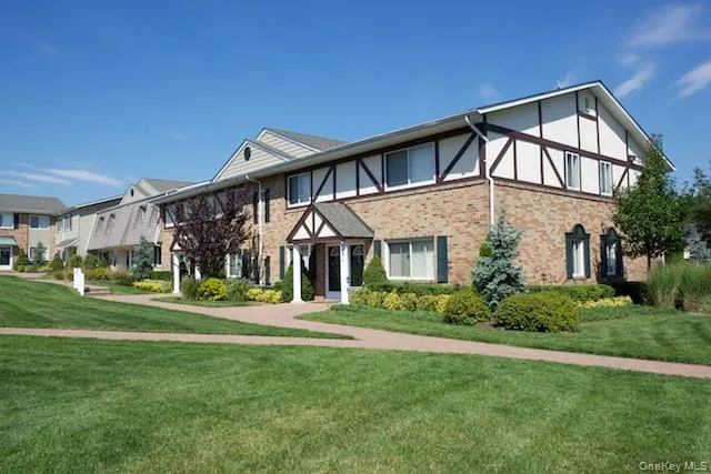 87 Moonlight Walk #87 Holbrook, NY 11741