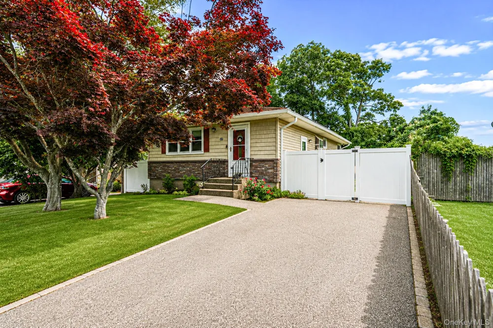 24 trafalgar Drive Shirley, NY 11967
