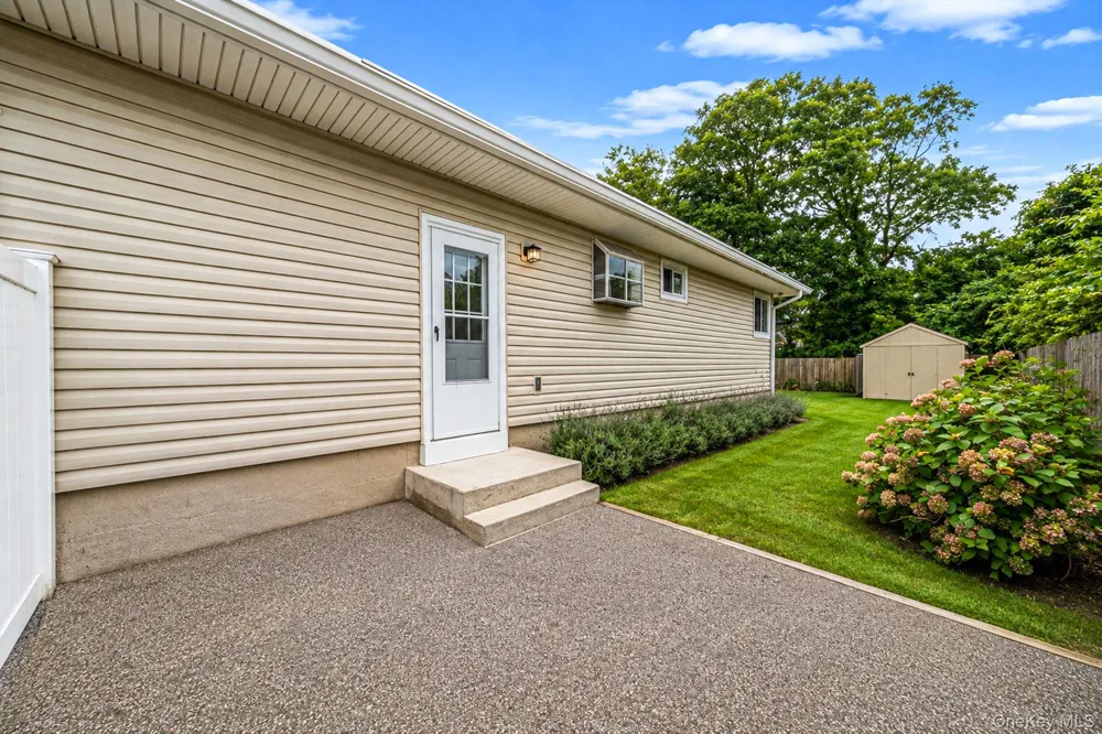 24 trafalgar Drive Shirley, NY 11967