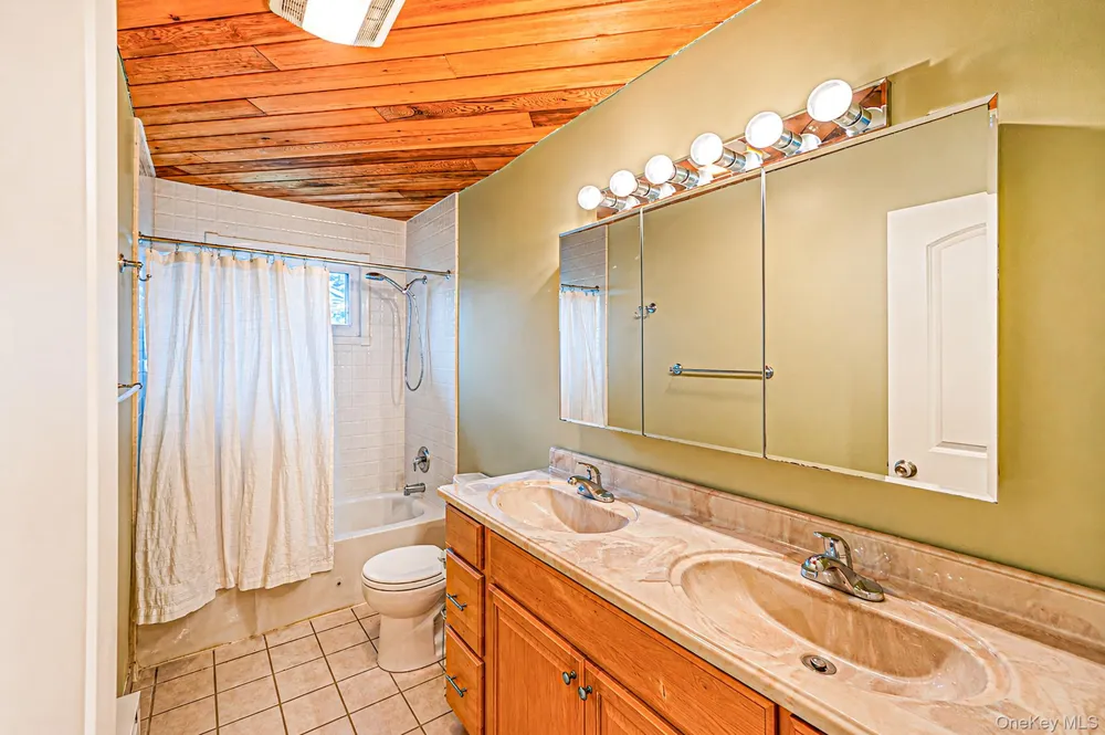 24 trafalgar Drive Shirley, NY 11967