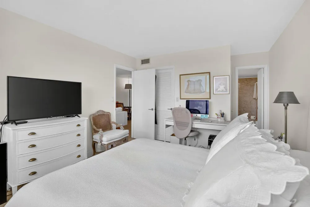 9820 S HOLLYBROOK LAKE DRIVE #306 Pembroke Pines, FL 33025