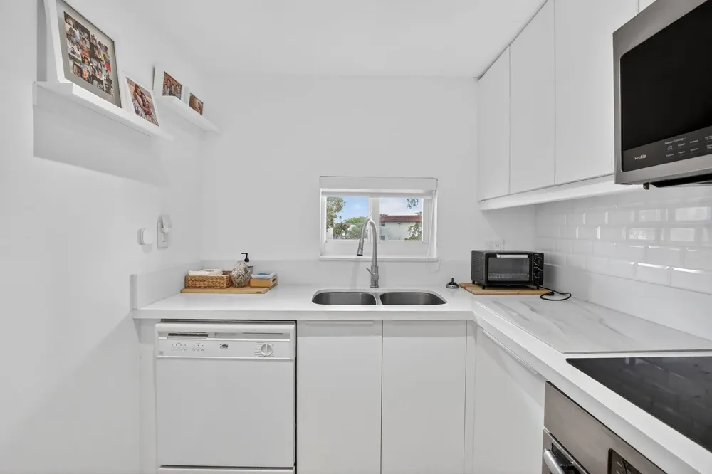 9820 S HOLLYBROOK LAKE DRIVE #306 Pembroke Pines, FL 33025