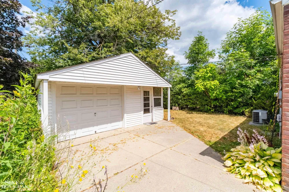 21149 Sunnydale Street St Clair Shores City, MI 48081