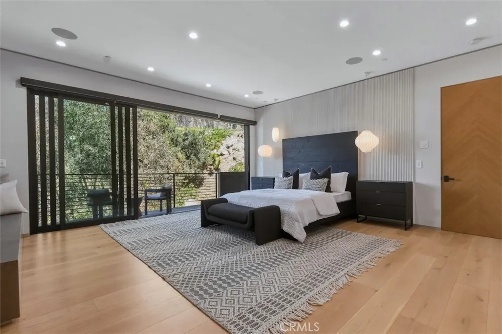 14753 Round Valley Sherman Oaks, CA 91403